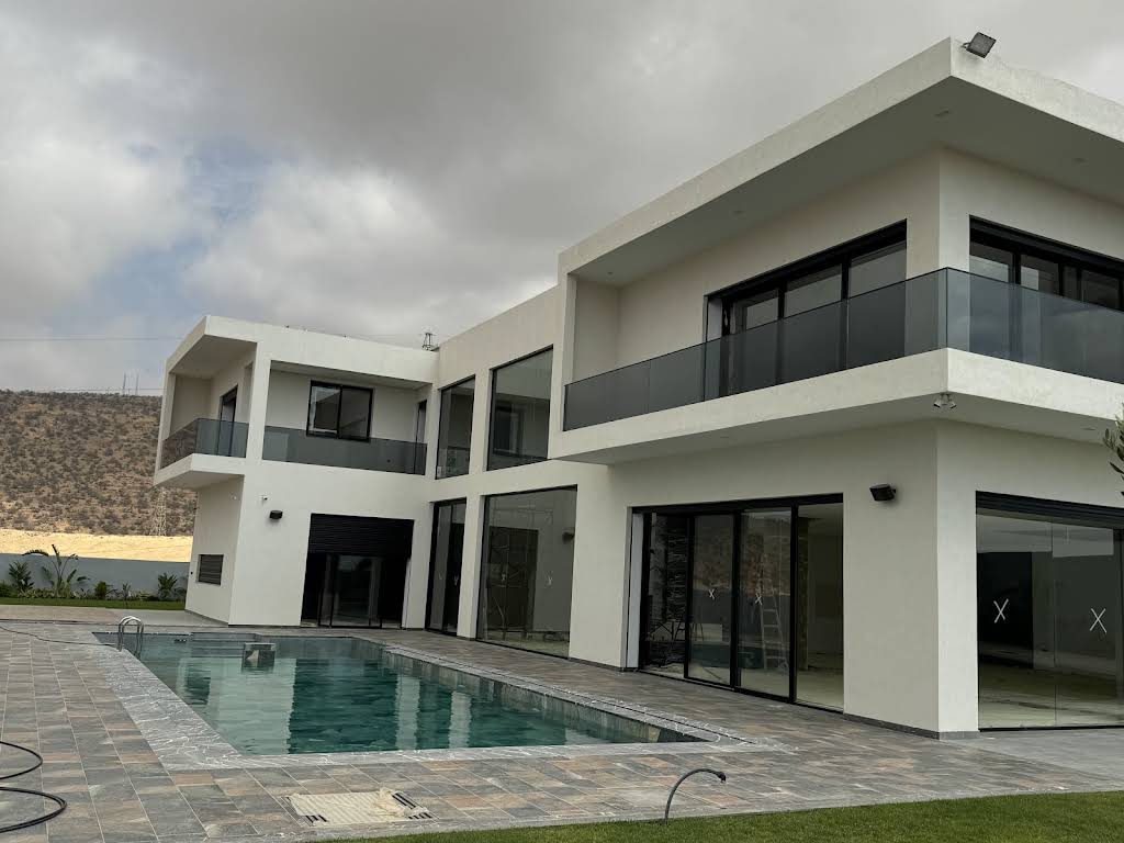 Villa blanche aux finitions soignées — qualité de réalisation